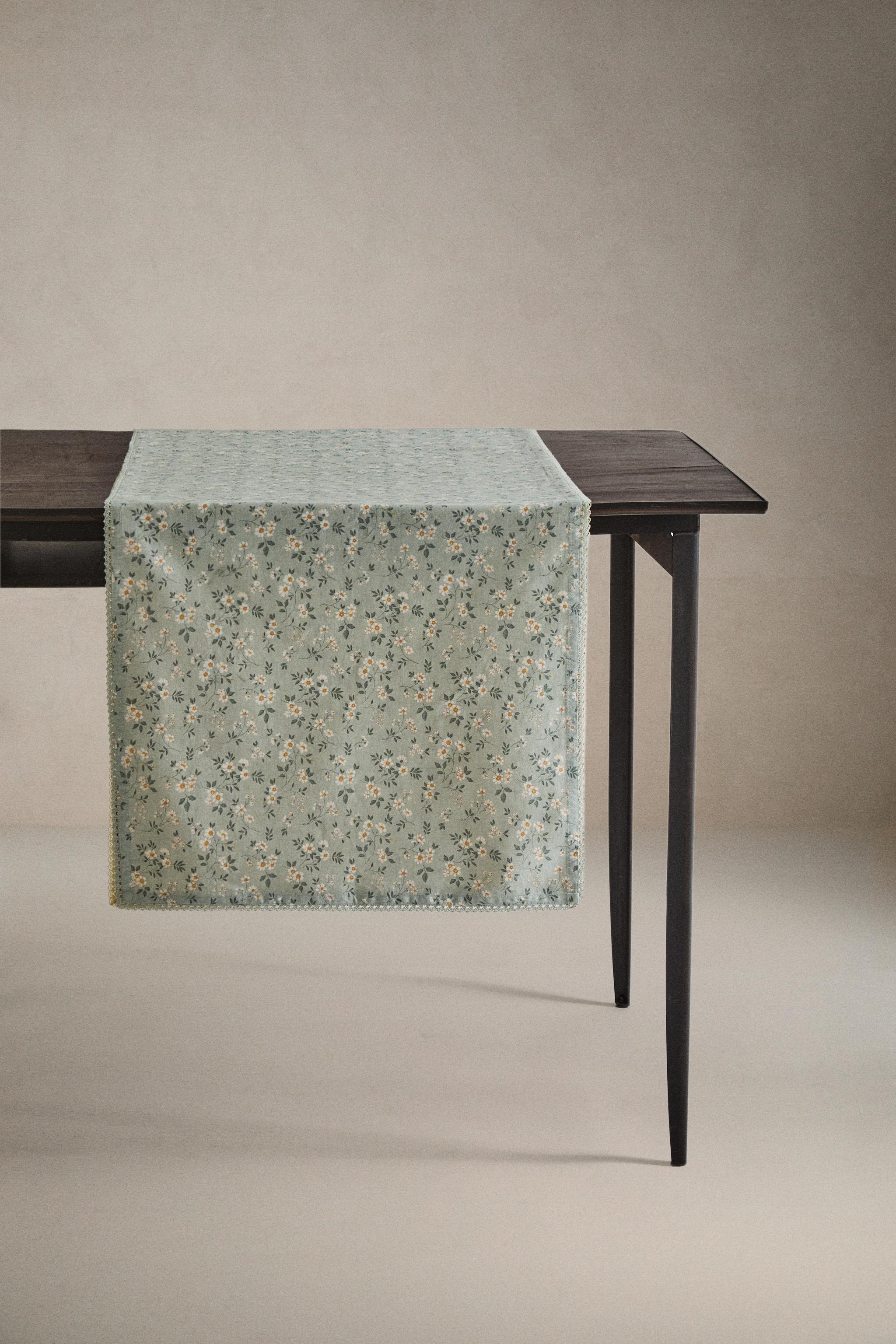 CHEMIN DE TABLE FLEURS SAUVAGES AVEC DENTELLE